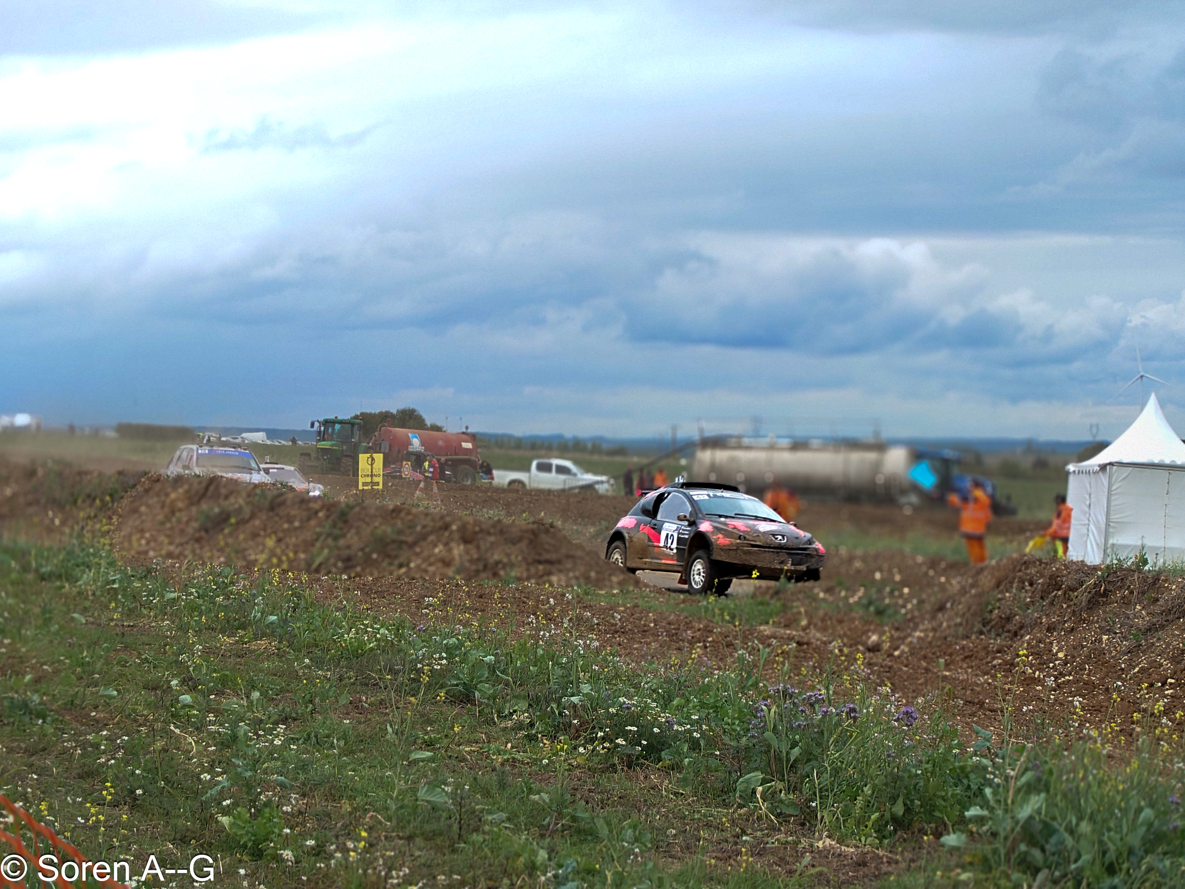 Voiture Rallye n°42 qui roule
