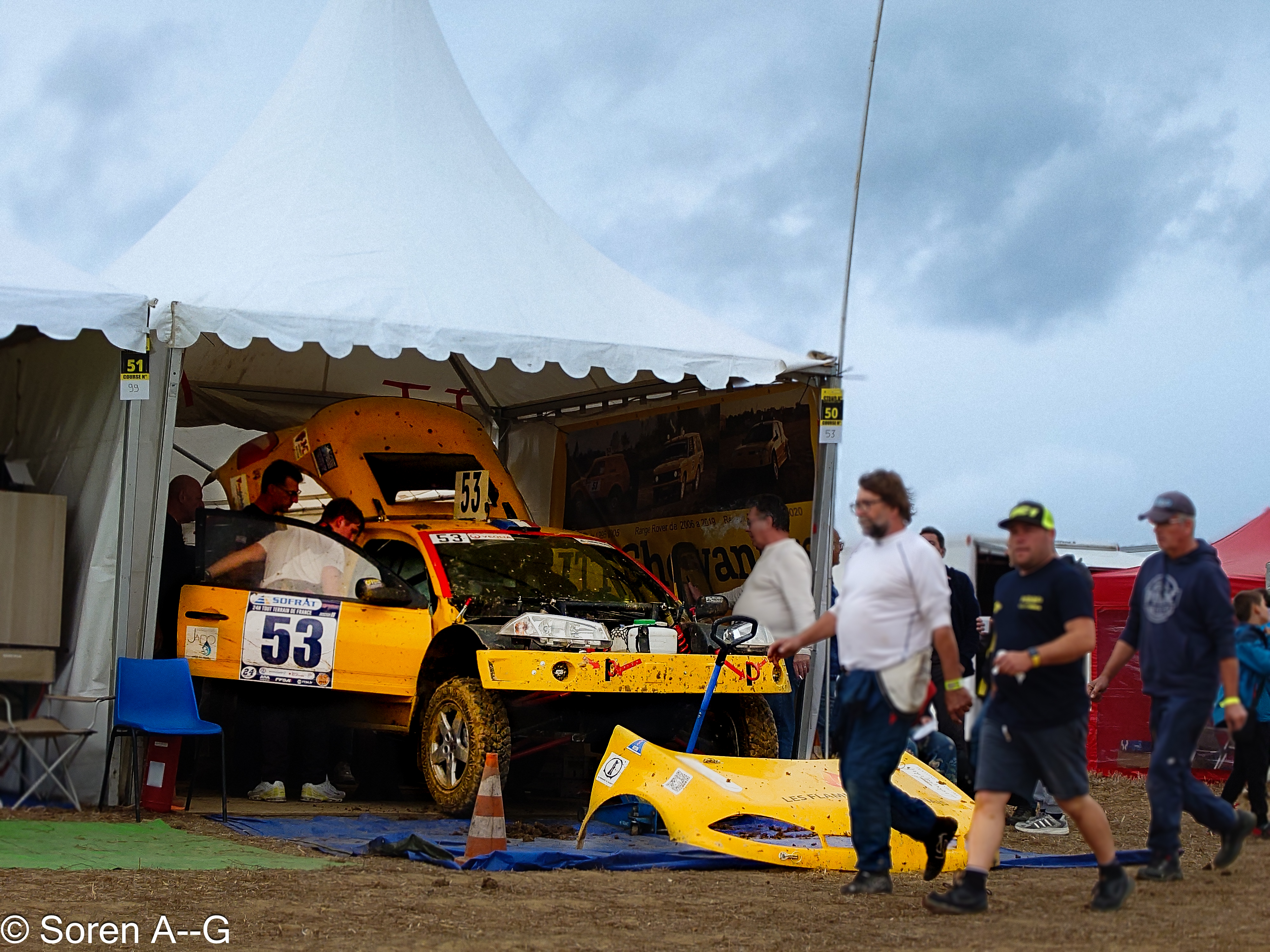 Voiture Rallye n°53 au stand