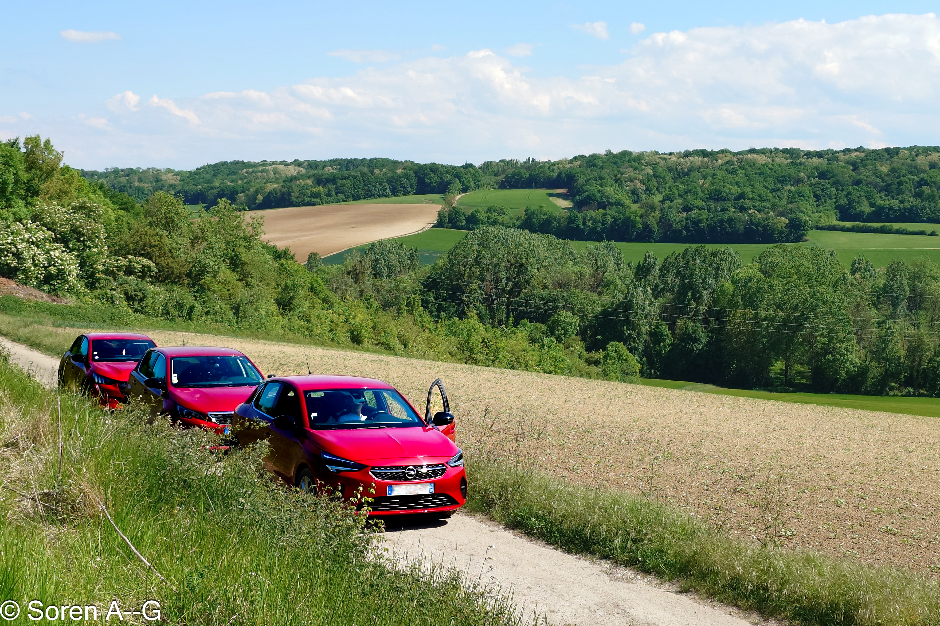 Corsa + 308 + 208 sur un chemin rural